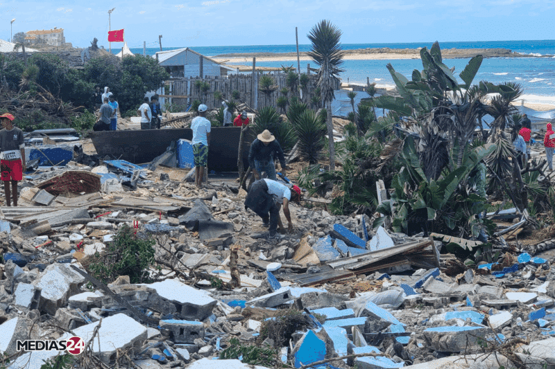 Dar Bouazza : début de la libération du domaine public maritime, démolition de deux restaurants de luxe