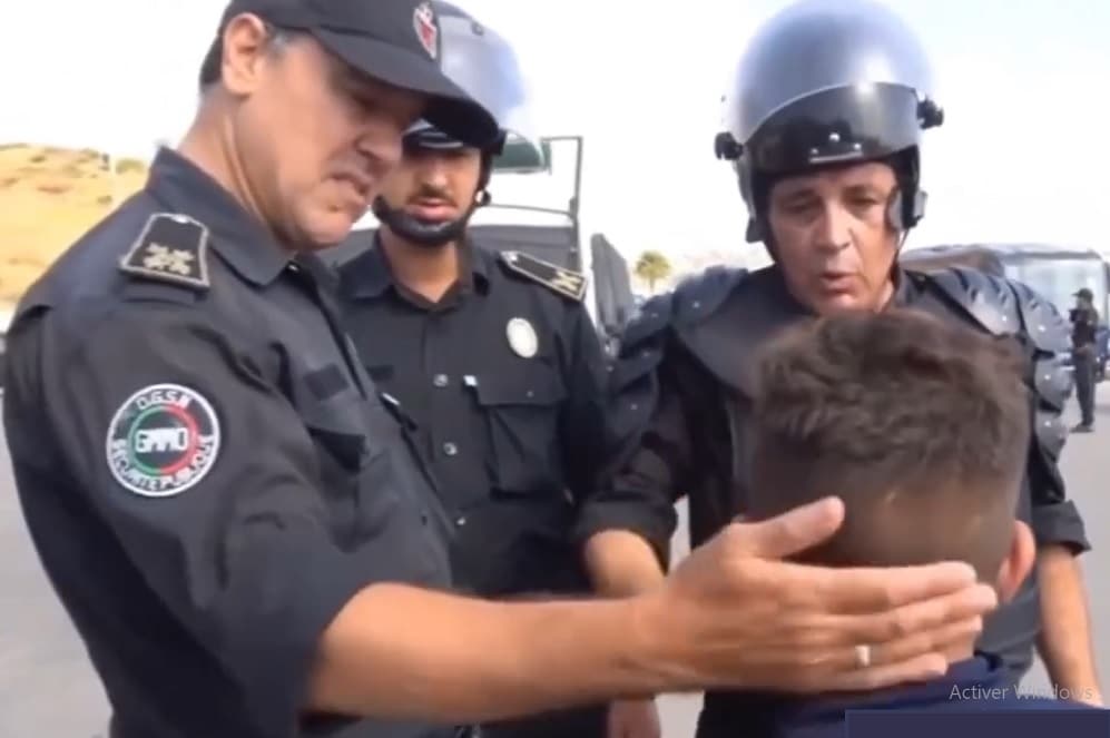 Des tentatives massives d'émigration à partir de Fnideq mettent les projecteurs sur les conditions des mineurs marocains