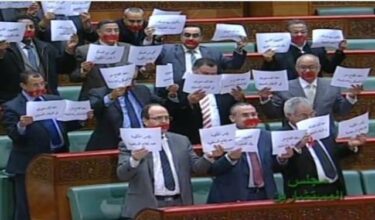 Les Conseillers de l'opposition se bâillonnent pour protester contre Benkirane