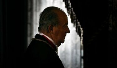 Le roi Juan Carlos d'Espagne abdique, Madrid en fleurs attend Felipe VI