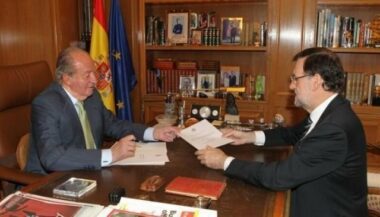 Le Roi Juan Carlos abdique