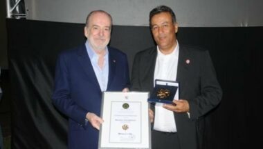 Tarik Sijelmassi, président du directoire du Groupe Crédit Agricole, reçoit la médaille d'or du Forum de Crans Montana