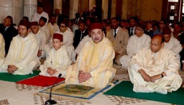 Le Roi fait la prière à Tunis