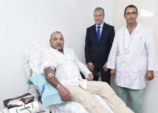 Le Roi Mohammed VI effectue un don de sang