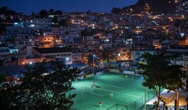 Le premier terrain de foot au monde illuminé par les joueurs