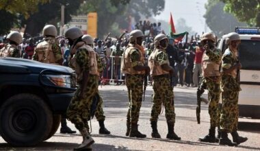 Burkina: l'armée aux commandes, Compaoré promet une transition mais ne démissionne pas