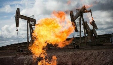 La dégringolade des prix du pétrole va se poursuivre, prédit l'AIE