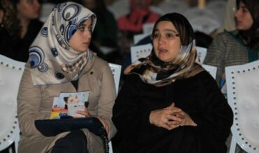 Mme Benkirane et sa fille font l’événement à un défilé de mode