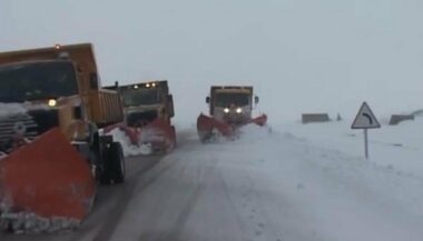 Des voyageurs bloqués par la neige à Azrou