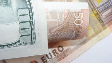 L'euro au plus bas face au dollar depuis 2003
