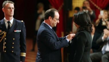 Nawal El Moutawakel décorée par François Hollande