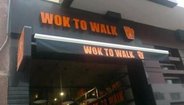 Le restaurant Wok To Walk marie fast-food et bio