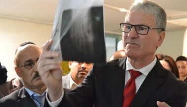 El Houcine Louardi au chevet des blessés de l'accident d'Ouarzazate