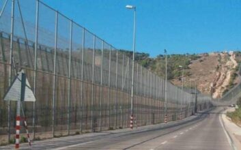 Des clowns espagnols contre le mur de Melilia