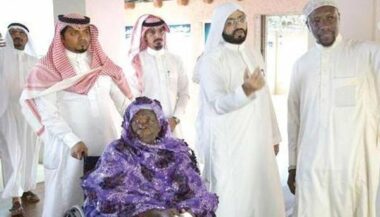 Grand mère Obama arrive en Arabie Saoudite pour Omra