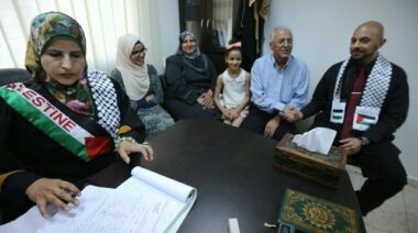 Territoires palestiniens: une femme célèbre un mariage, une première
