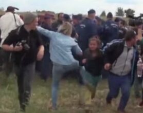 Une journaliste hongroise fait un croche-pied à des migrants