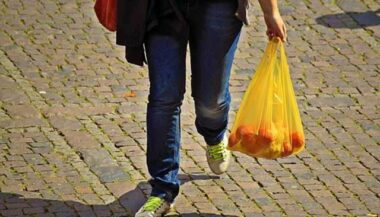 Interdiction des sachets en plastique: les industriels mettent en avant les menaces sur l’emploi