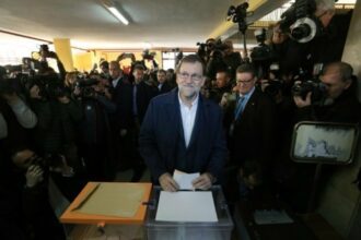 La droite en tête des législatives en Espagne, talonnée par Podemos