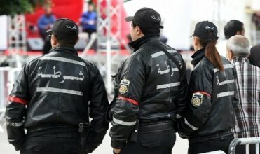 Face à la contestation, la Tunisie décrète un couvre-feu