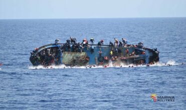 Libye: les images d'un navire de migrants qui chavire devant la caméra