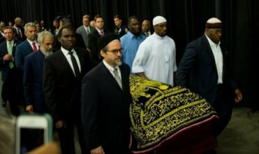 Gong final pour Mohamed Ali, sous les fleurs et dans la gloire