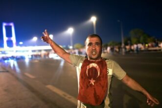 La nuit du putsch manqué en Turquie: deux photographes racontent