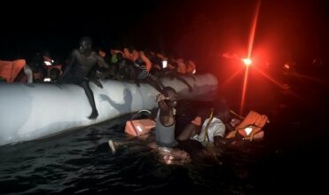 Migrants: &ldquo;l'opération de sauvetage la plus folle&rdquo; au large de la Libye