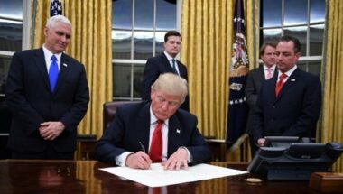 Trump s'installe à la Maison Blanche et signe son 1er décret