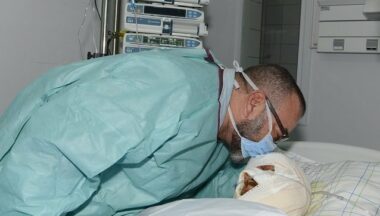 Le Roi Mohammed VI au chevet d'un blessé de l'accident de l'autoroute Agadir-Marrakech