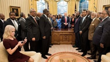 Tollé après une photo de la conseillère de Trump agenouillée sur un canapé