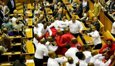 Afrique du Sud: chaos au Parlement pour le discours de Zuma (Vidéo)