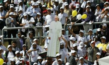 Au Caire, le pape François célèbre une messe devant des milliers de fidèles