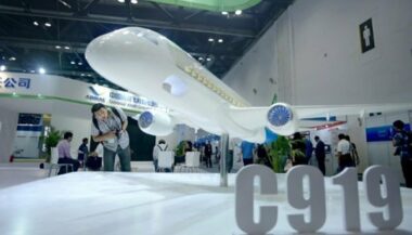 Le premier rival chinois d'Airbus et Boeing prêt à décoller