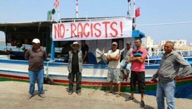 Un navire d'extrême droite anti-migrants navigue au large de la Tunisie