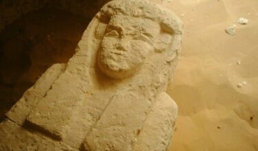 Egypte: des archéologues découvrent trois tombeaux millénaires