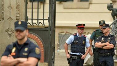 Catalogne: Madrid s'attaque à la logistique du référendum interdit