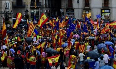 Des milliers de Catalans devant les bureaux de vote pour le référendum interdit
