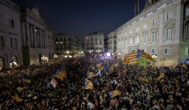 La Catalogne se réveille sous tutelle, dans une Espagne déchirée