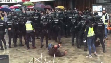 Catalogne: la police charge et tire des balles en caoutchouc, 38 blessés (vidéos)