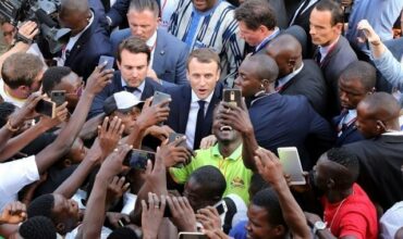 Les étonnantes postures de Macron à Ouagadougou