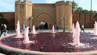 Violences faites aux femmes: des fontaines maculées de peinture rouge, les autorités ouvrent une enquête