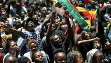 Zimbabwe: l'ex-vice-président demande la démission de Mugabe, menacé de destitution