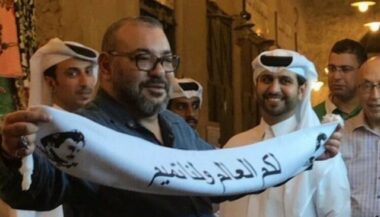 Une photo du Roi Mohammed VI au Qatar fait le buzz et s'avère un montage