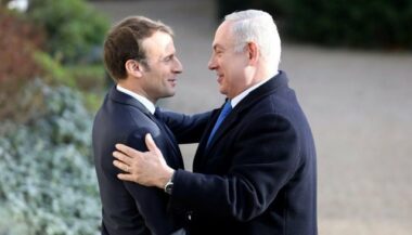 Macron appelle Netanyahu à &ldquo;des gestes courageux envers les Palestiniens&rdquo;