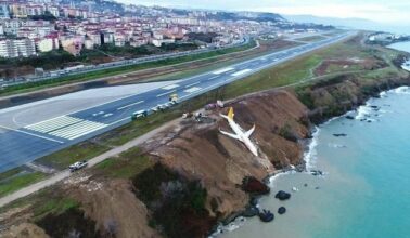 Turquie: sortie de piste spectaculaire d'un avion au bord d'une falaise