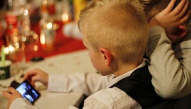 Apple appelé à lutter contre l'addiction des enfants aux Iphone