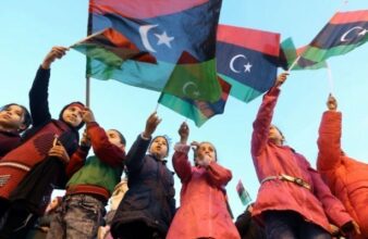 Des milliers de Libyens célèbrent l'anniversaire de &ldquo;leur&rdquo; révolution