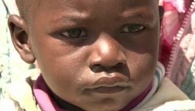 Appel à l'aide d'un migrant libérien de 4 ans, atteint d'un cancer de cœur