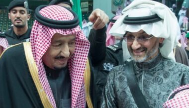 Images. Première apparition du Roi saoudien Salman avec Al Walid Ibn Talal après sa libération